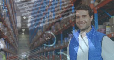 Depodaki panoya yazı yazan adamın veri işleme görüntüsü. küresel sevkiyat, dağıtım ve bağlantılar konsepti dijital olarak oluşturuldu.