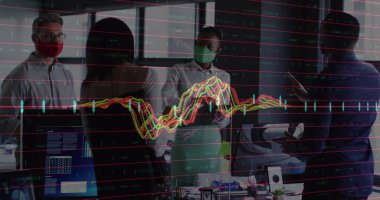 Yüz maskesi takan çeşitli iş adamlarının finansal veri işleme görüntüsü. Dijital olarak üretilen covid 19 salgın konsepti sırasında küresel iş, finans ve dijital arayüz.