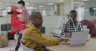 Ofisteki çeşitli iş adamlarının veri işleme görüntüsü. Küresel iş, bilgisayar ve dijital arayüz kavramı dijital olarak oluşturulmuş görüntü.