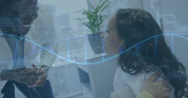 Afrikalı Amerikalı erkek doktor ve kız hasta üzerinde DNA ve tıbbi veri işleme görüntüsü. Küresel sağlık, bilim, tıp, araştırma ve veri işleme kavramı dijital olarak oluşturulmuş görüntü.