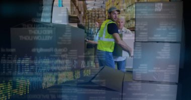 Beyaz erkek kuryenin arabalara paket yüklemesi ile ilgili finansal veriler. iş, finans ve dağıtım hizmetleri kavramı dijital olarak oluşturulmuş görüntü.