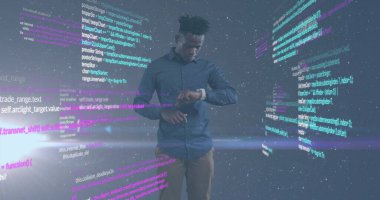 Veri işleme görüntüsü ve Afrika kökenli Amerikalı bir adamın Smartwatch 'i kullanması. Veri, ağlar, dijital arayüz, iş ve iletişim, dijital olarak oluşturulmuş görüntü.