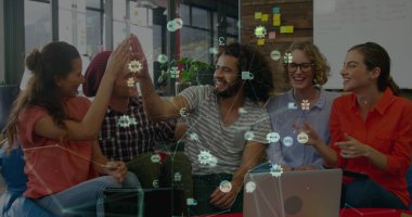 Ofiste birbirlerine beşlik çakan bir grup farklı meslektaşın üzerindeki dijital ikon görüntüsü. Küresel ağ ve iş teknolojisi kavramı