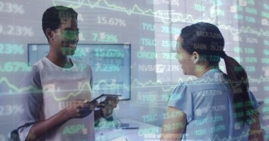 Ofisteki çeşitli kadın iş arkadaşlarının mali verileri ve grafikleri. İş, finans, ekonomi ve işbirliği konsepti dijital olarak oluşturulmuş imaj.