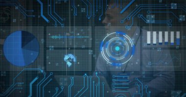 Kapsam taraması ve beyaz tenli bir erkeğin bilgisayar sunucusuyla veri işleme görüntüsü. küresel hesaplama ve veri işleme kavramı dijital olarak oluşturulmuş resim.