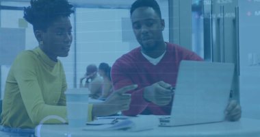 Ofisteki çeşitli iş adamlarıyla ilgili finansal veri işleme resmi. Küresel finans, iş, bağlantılar, hesaplama ve veri işleme kavramı dijital olarak oluşturuldu.