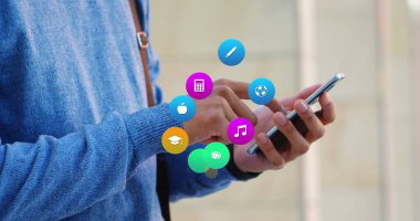 Akıllı telefon kullanan melez bir adamın rengarenk simgeleri. Dijital ortamda oluşturulan küresel sosyal medya, simgeler ve dijital arayüz kavramı.
