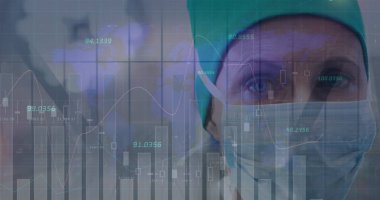 Cerrahi maske takan Kafkas kıdemli kadın cerrahın portresi üzerinde istatistiksel veri işleme. Tıbbi sağlık ve teknoloji konsepti