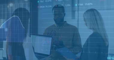 Ofisteki çeşitli iş adamlarıyla ilgili finansal veri işleme resmi. Küresel iş ve dijital arayüz kavramı dijital olarak oluşturulmuş görüntü.