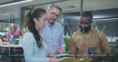 Ofiste toplanan çeşitli iş adamlarıyla ilgili finansal veri işleme resmi. Küresel iş, finans ve dijital arayüz kavramı dijital olarak oluşturulmuş görüntü.