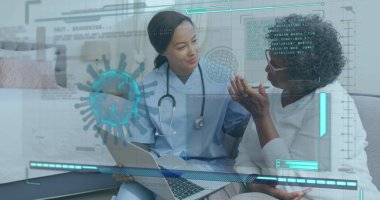 Coperid 19 hücre ve tıbbi veri işleme görüntüsü. Kadın doktor ve kıdemli hasta üzerinde. küresel koronavirüs salgını konsepti dijital olarak oluşturulmuş görüntü.