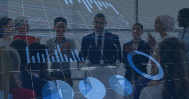 Çeşitli iş adamlarının konuştuğu veri işleme görüntüsü. küresel iş, finans, bağlantılar ve dijital arayüz konsepti dijital olarak oluşturulmuş görüntü.