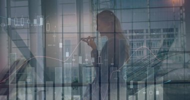 Modern ofiste akıllı telefondan konuşan beyaz iş kadını hakkında istatistiksel veri işleme. iş verileri ve analitik teknoloji kavramı