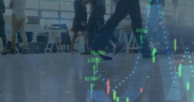 Ofiste yürüyen iş adamlarının finansal veri işleme görüntüsü. küresel finans, iş ve dijital arayüz kavramı dijital olarak oluşturulmuş görüntü.