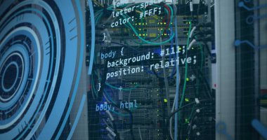 Sunucu odasında veri işleme ve metin resmi. Bilgisayar arayüzü ve teknoloji kavramı.