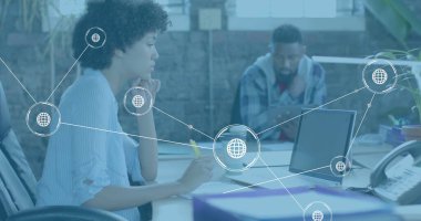 Ofiste dizüstü bilgisayar kullanan çeşitli iş adamları üzerindeki dünya simgeleri. Küresel iş, teknoloji ve dijital arayüz kavramı dijital olarak oluşturulmuş görüntü.