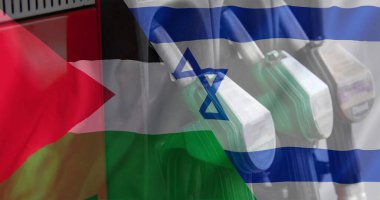 İsrail ve Filistin bayrağı üzerinde petrol pompaları resmi. Filistin İsrail çakışması, finans, iş ve veri işleme kavramı dijital olarak oluşturulmuş görüntü.