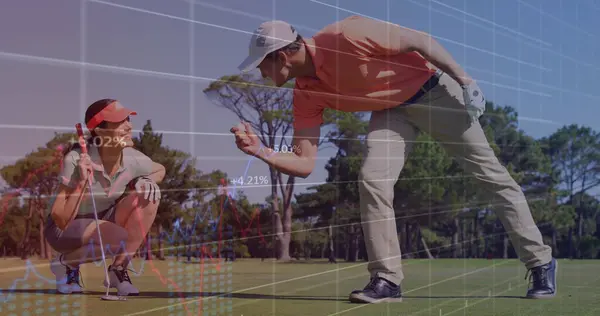 Kuva Tietojenkäsittelystä Valkoihoisilla Golfin Pelaajilla Globaali Urheilu Digitaalinen Käyttöliittymä Konsepti — kuvapankkivalokuva
