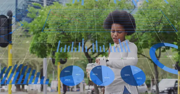 タブレットを使用したアフリカ系アメリカ人女性のビジネスデータの画像 グローバルビジネス コネクション データ処理のコンセプトをデジタル生成した画像 — ストック写真