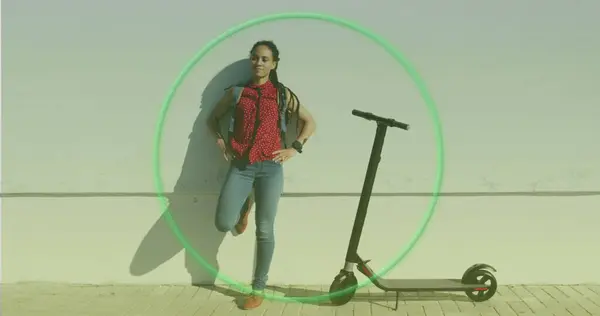 Neon Grüner Kreis Gegen Eine Afroamerikanerin Mit Elektroroller Die Straßenrand — Stockfoto