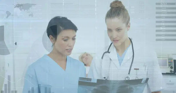 Hastanedeki Hastanın Röntgenini Tartışan Çeşitli Kadın Doktorların Bilgi Arayüzü Dijital — Stok fotoğraf