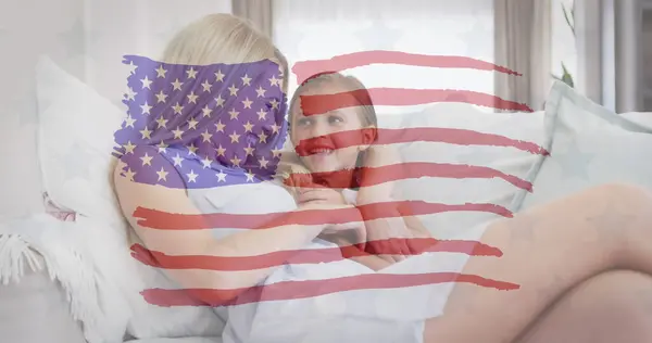 Billede Flag Usa Vinke Smilende Kaukasiske Mor Datter Sofaen Amerikansk - Stock-foto