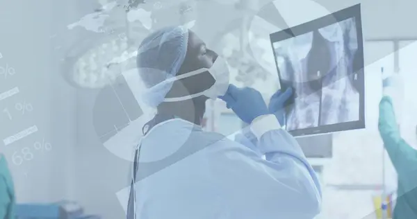 Kuva Infografinen Käyttöliittymä Afrikkalainen Amerikkalainen Lääkäri Anaylzing Röntgenkuva Raportti Leikkaussalissa — kuvapankkivalokuva