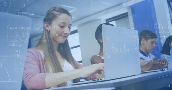Dizüstü Bilgisayar Kullanan Öğrencilerin Üzerinde Matematiksel Denklemlerin Resmi Küresel Eğitim — Stok fotoğraf