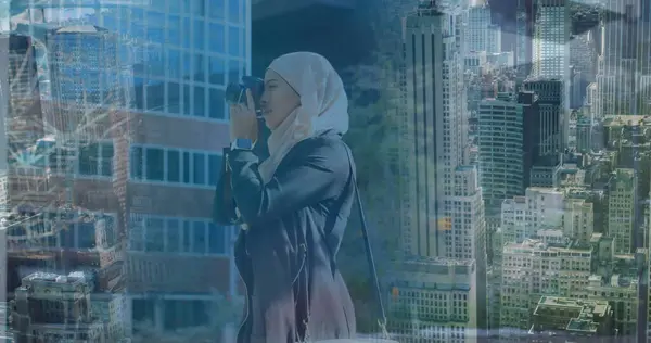 Imagen Mujer Asiática Hijab Con Cámara Sobre Paisaje Urbano Ciudad —  Fotos de Stock
