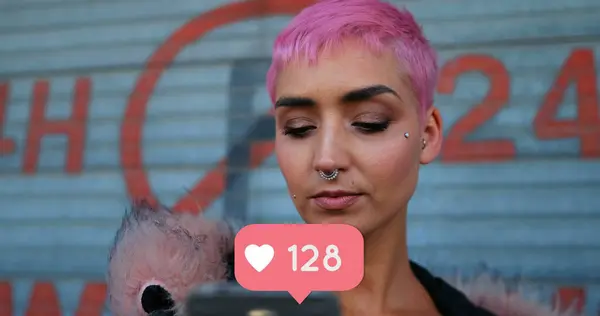Zbliżenie Punk Kobieta Sprawdzanie Jej Telefon Ikoną Serca Rosnące Liczby — Zdjęcie stockowe