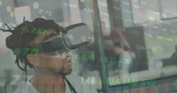 Ejecutivo Masculino Muestra Usando Auricular Realidad Virtual Una Oficina Desarrollo — Foto de Stock