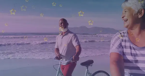 Ícones Estrela Dourada Contra Casal Idosos Afro Americanos Com Bicicleta — Fotografia de Stock