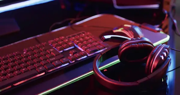 Gaming Headset Rests Desk Keyboard Illuminated Neon Lights Setup Suggests — Stock Photo, Image
