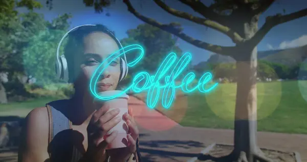 Neonově Modrá Káva Textový Banner Proti Africké Američanky Pití Kávy — Stock fotografie