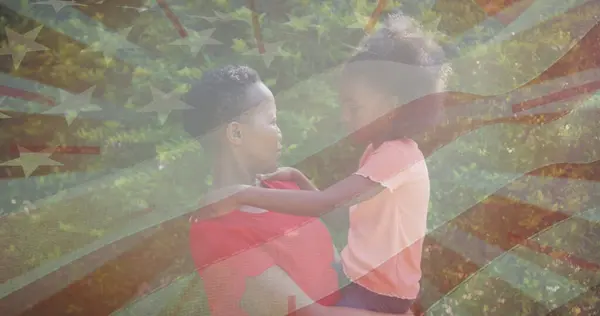 Bilde Flagg Usa Caucasian Afrikansk Amerikansk Kvinne Med Datteren Sin – stockfoto