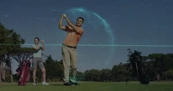 Kuva Tietojenkäsittelystä Maapallon Yli Valkoihoinen Mies Pelaa Golfia Golfkentällä Urheiluteknologian — kuvapankkivalokuva