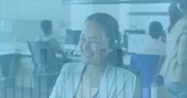 Bilde Økonomisk Databehandling Asiatisk Forretningskvinne Ved Hjelp Telefonhodesett Kontoret Globalt – stockfoto