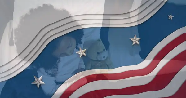 图片上的美国国旗飘扬在非洲裔美国女孩与泰迪熊在床上 美国的爱国主义 独立和庆祝概念数字生成的形象 — 图库照片