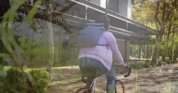 Imagen Árboles Sobre Mujer Afroamericana Bicicleta Bicicleta Nacional Para Día — Foto de Stock