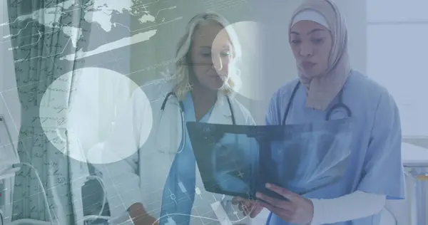Kuva Infografinen Käyttöliittymä Monipuolinen Nainen Lääkärit Keskustelevat Potilaan Raportteja Sairaalassa — kuvapankkivalokuva