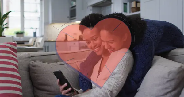 Akıllı Telefon Kullanan Iki Kadının Kırmızı Kalp Görüntüsü Kadın Gücü — Stok fotoğraf