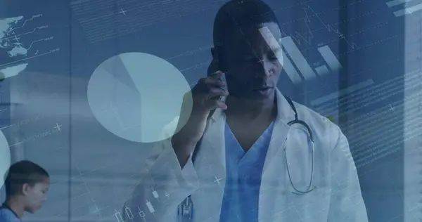 Kuva Infografisesta Käyttöliittymästä Vihainen Afrikkalainen Amerikkalainen Lääkäri Puhumassa Kännykällä Sairaalassa — kuvapankkivalokuva