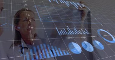 Röntgen kontrol eden beyaz doktorların veri işleme ve diyagramlarının animasyonu. Teknoloji, tıp ve dijital arayüz kavramı dijital olarak oluşturulmuş video.