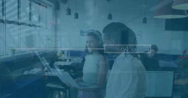 Ofiste çalışan çeşitli meslektaşların diyagramlarıyla veri işleme animasyonları. Teknoloji ve dijital arayüz kavramı dijital olarak oluşturuldu.