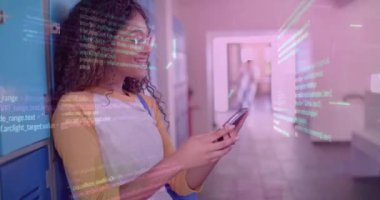 Okulda akıllı telefon kullanan melez bir kız öğrenci üzerinde dijital veri işleme animasyonu. Eğitim, bağlantılar, hesaplama ve veri işleme kavramı dijital olarak oluşturulmuş video.