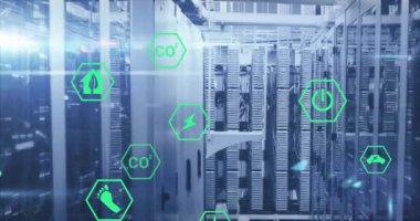 Bilgisayar sunucularında yanıp sönen ışıklar üzerine yeşil ekoloji ve enerji simgelerinin animasyonu. Bağlantı, veri, ağ, dijital arayüz ve iletişim, dijital olarak oluşturulmuş video.