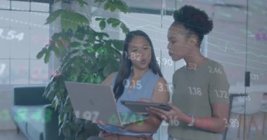 Ofisteki çeşitli iş kadınları üzerinde finansal veri işleme animasyonu. Küresel finans, iş, bağlantılar, hesaplama ve veri işleme kavramı dijital olarak oluşturulmuş video.