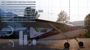 Haritaların canlandırılması ve kırsal alandaki küçük uçaklar üzerinden veri işleme. Veri, dijital arayüz, ağ, keşif, hava yolculuğu ve küresel iletişim, dijital olarak oluşturulmuş video.