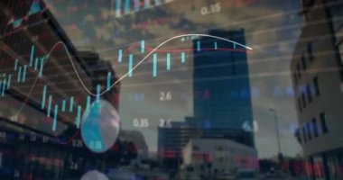 Şehir manzarası üzerinde şema ve veri işleme animasyonları. Küresel teknoloji ve dijital arayüz konsepti dijital olarak oluşturulmuş video.