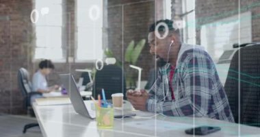 Veri işleme ve iki ırklı iş adamının ofisinde görüntülü konuşma animasyonu. İş, teknoloji ve dijital arayüz kavramı dijital olarak oluşturuldu.